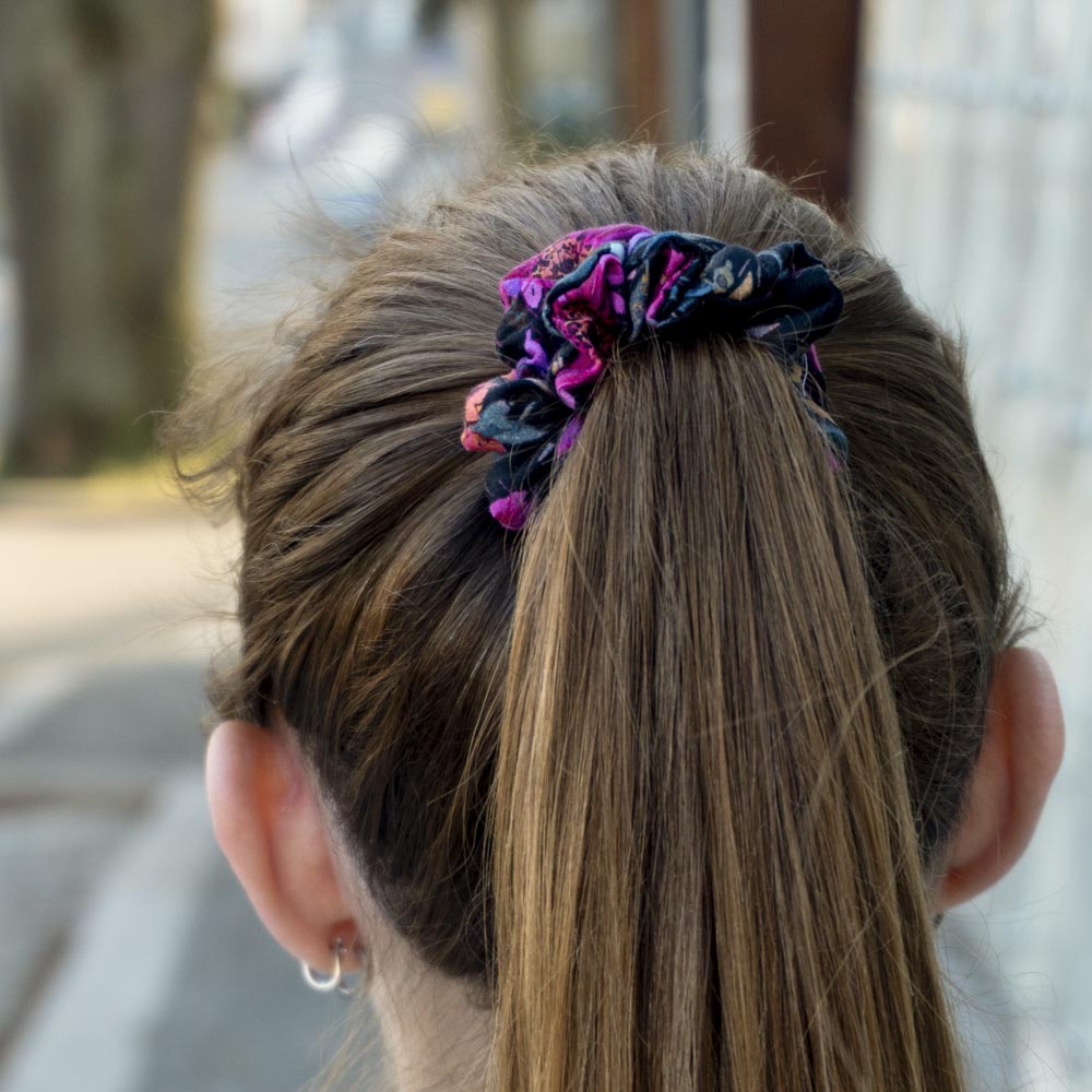 G0214MBHS květovaná černá malá scrunchies ve vlasech