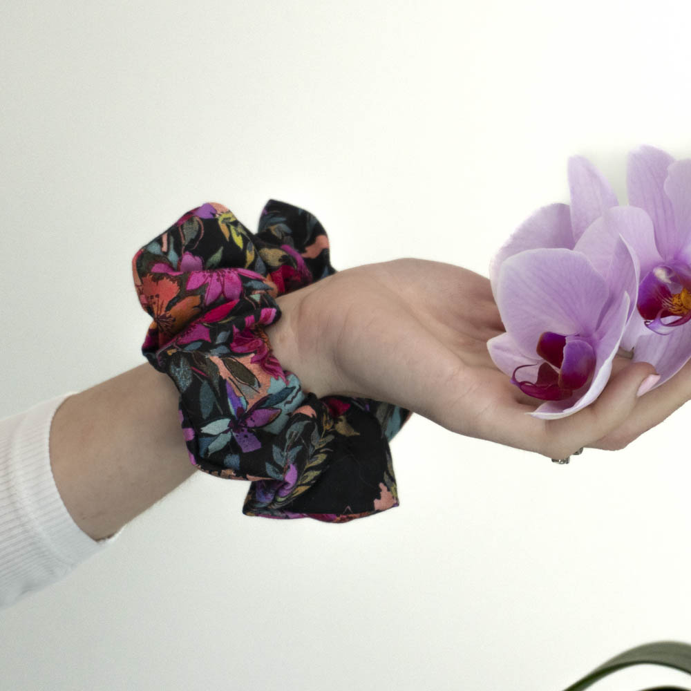 scrunchie-kvetovana 20250504-dsc03319 stazies.cz G0213VBHS černo červená gumička na ruce