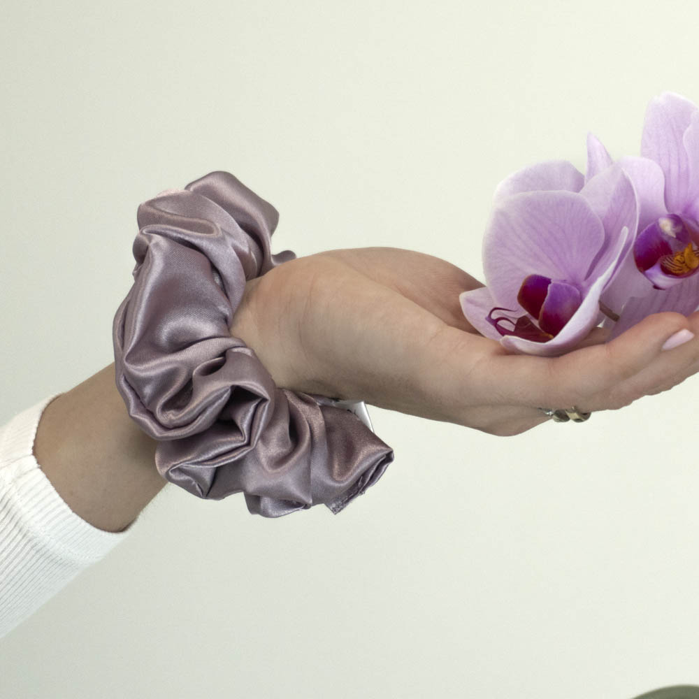 G0072VLDS scrunchie lila na ruce