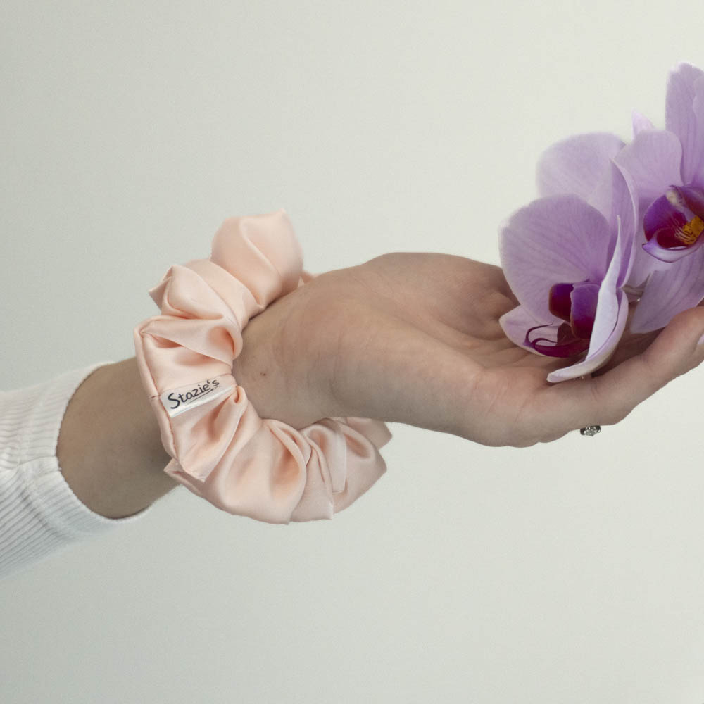 scrunchie-lososova 20250504-dsc03239 stazies.cz G0057SLSAH lososová scrunchie na ruce