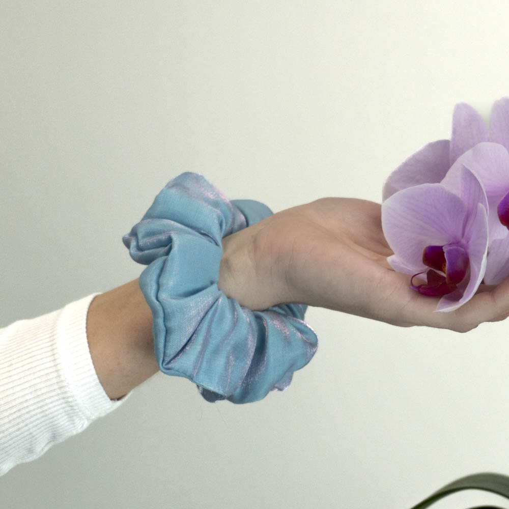 G0048MMVS modrá scrunchie na ruce velká