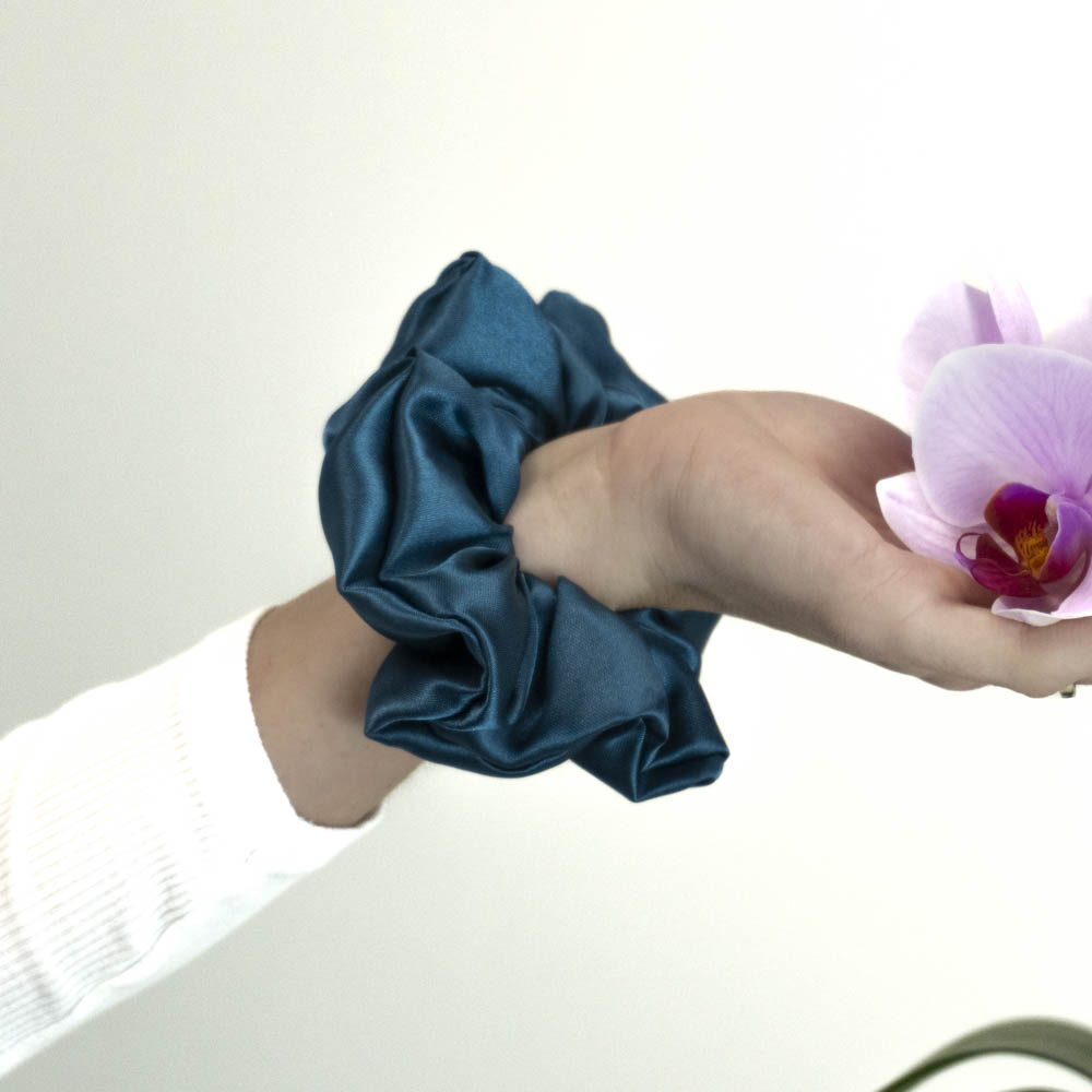 G0102VMPS scrunchie petrolejová na ruce