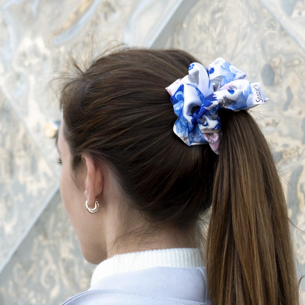 G0104VMKHS bílo modrá scrunchie