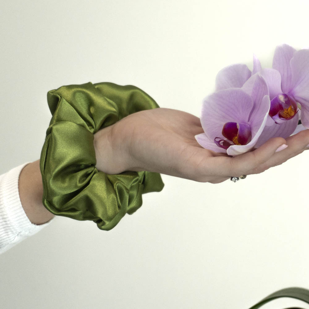 G0082VOS scrunchie olivově zelená na ruce