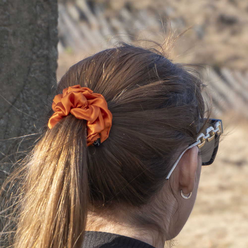 G0222OMS oranžová scrunchie ve vlasech