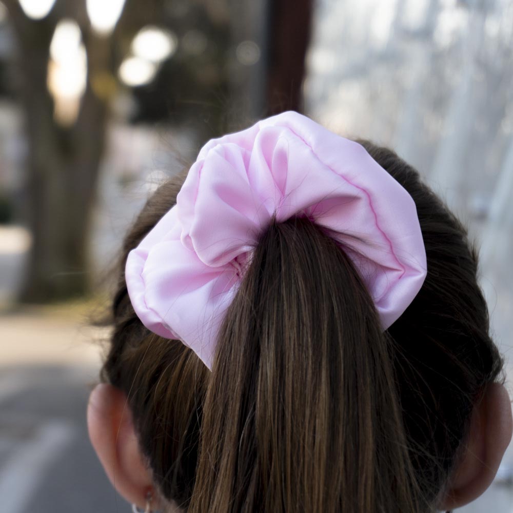 G0211VRHS růžová scrunchie ve vlasech