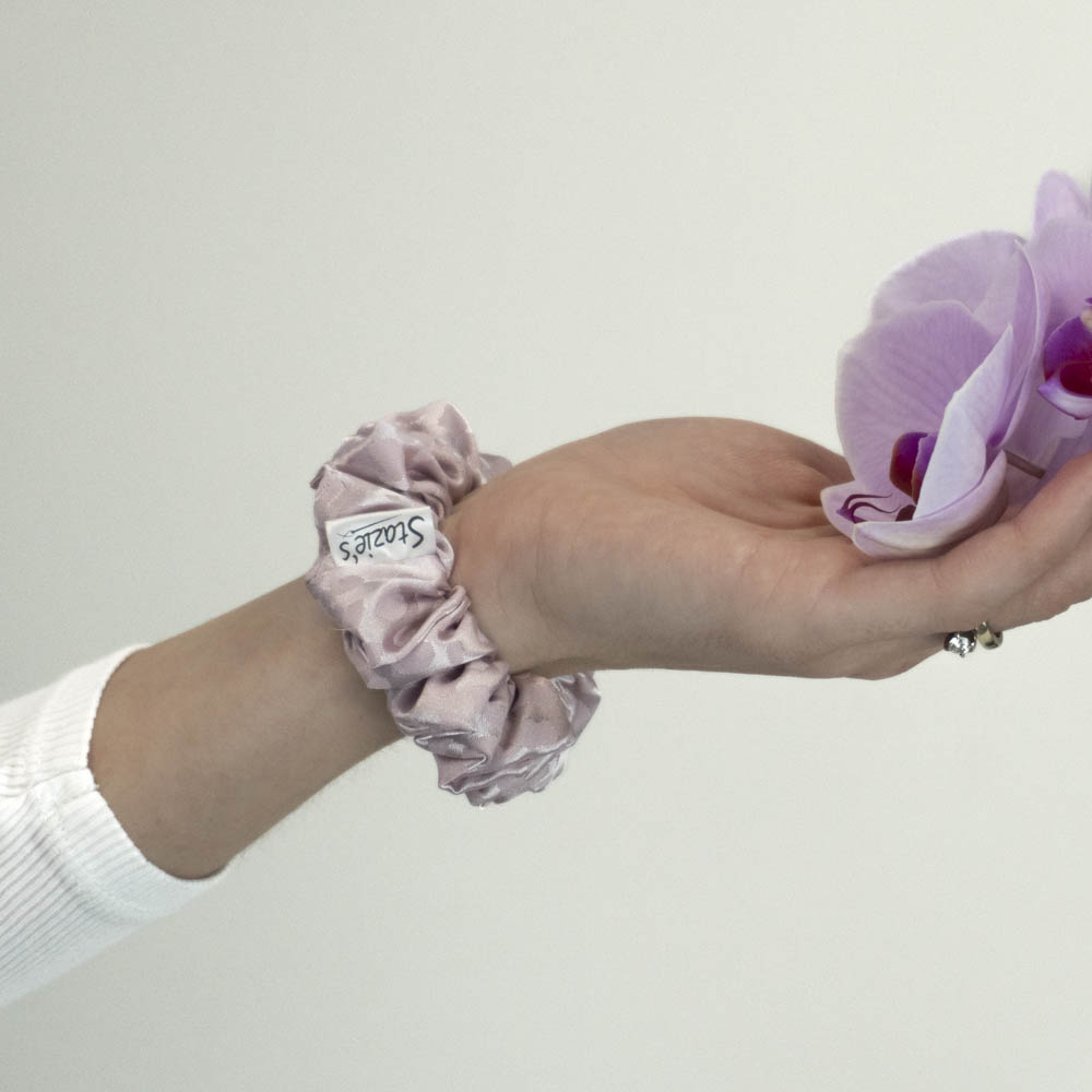 G0017RMHS Růžová gumička na ruce