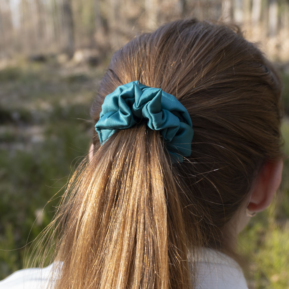 G0220SZMHS smaragdově zelená scrunchie ve vlasech