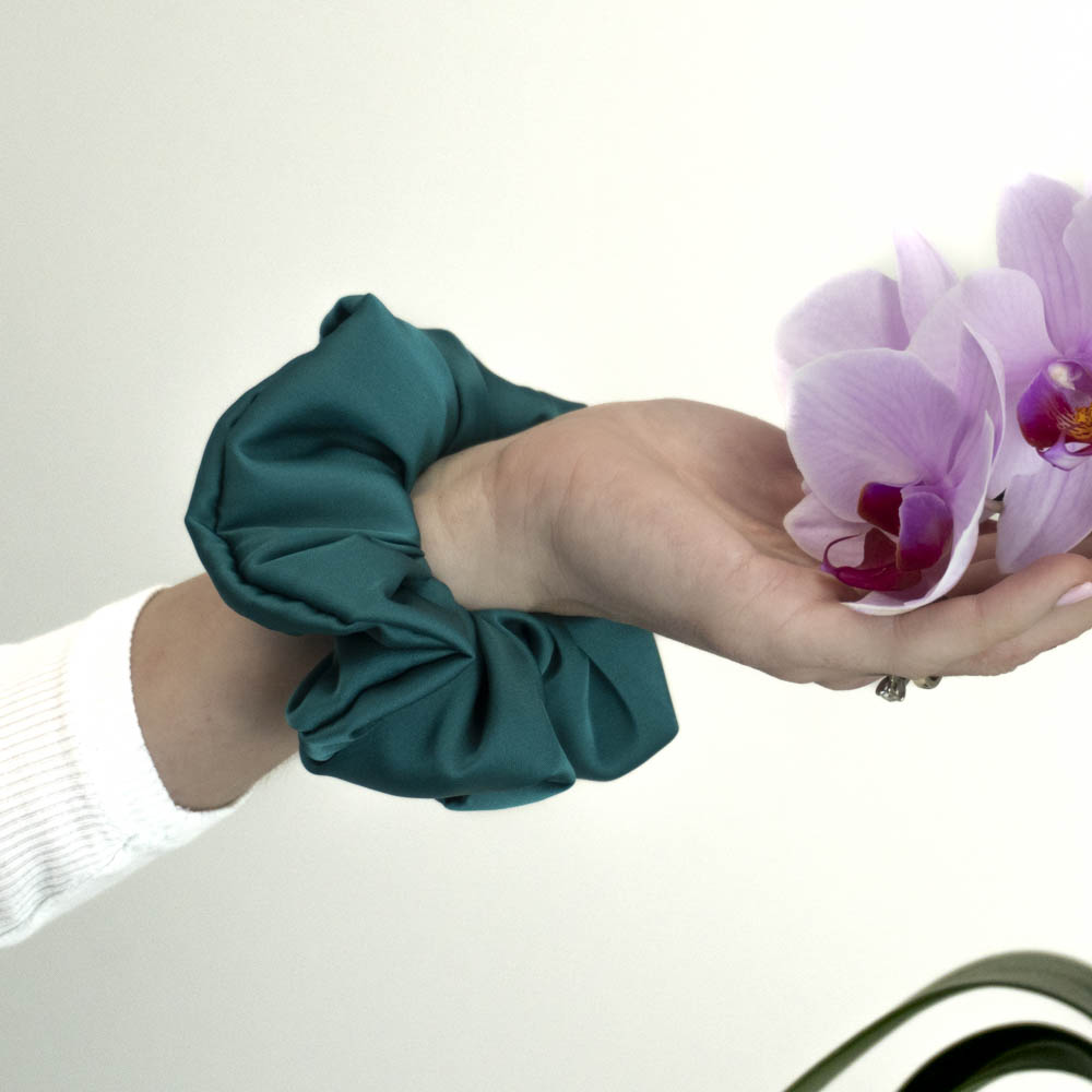 scrunchie-smaragdove-zelena 20250504-dsc03339 stazies.cz G0219SZVHS zelená scrunchie na ruce
