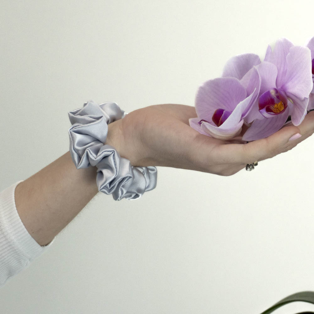 scrunchie-stribrna 20250504-dsc03325 stazies.cz G0093SES stříbrná scrunchie na ruce