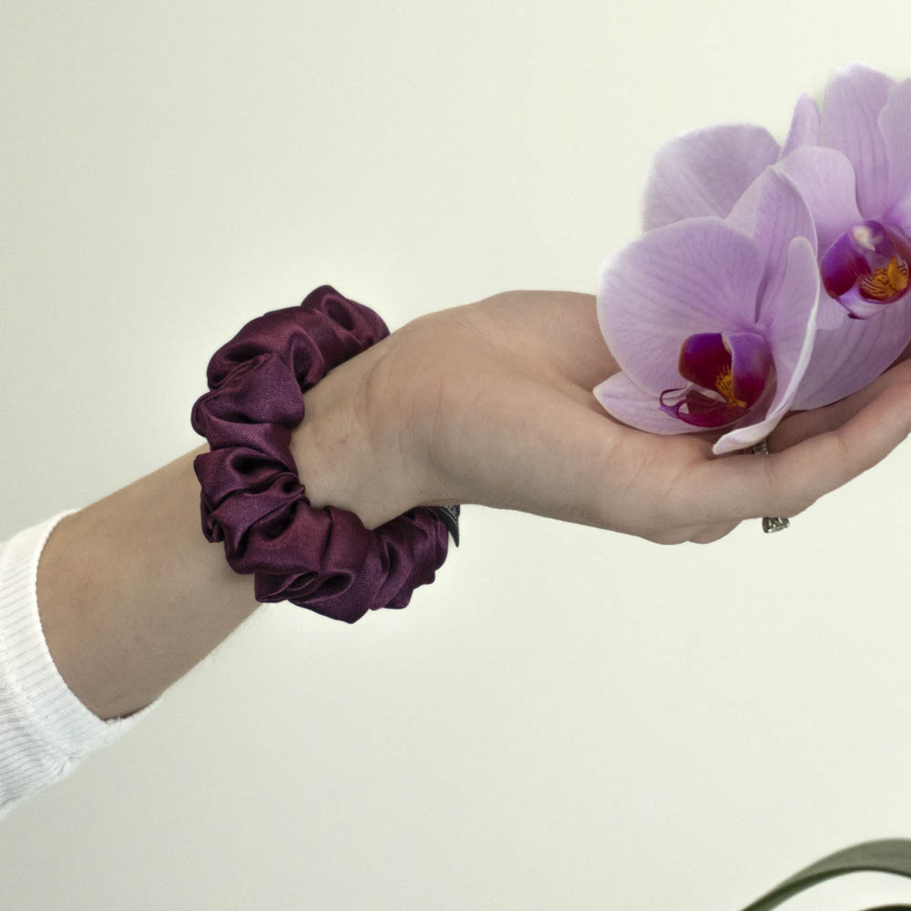 G0044VMS fialová scrunchie na ruce