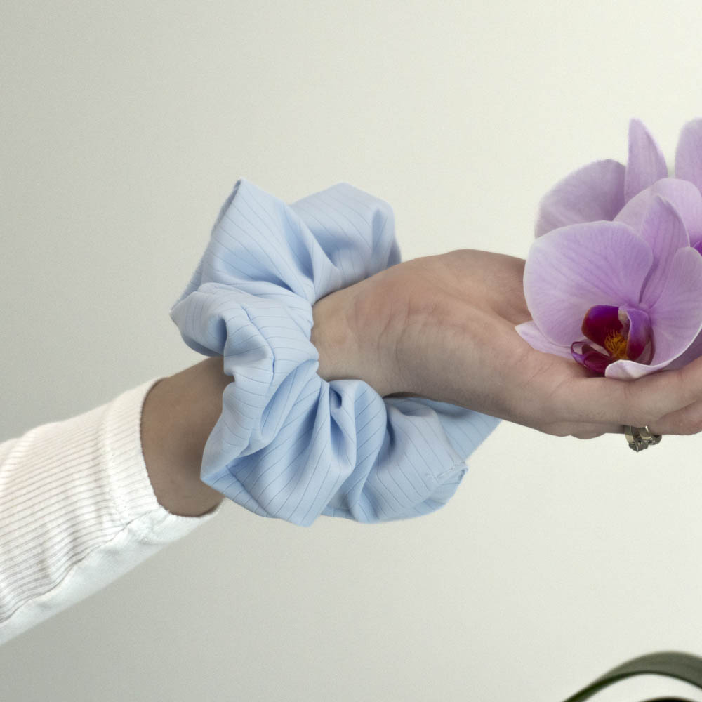 G0206VMPHS světle modrá scrunchie na ruce