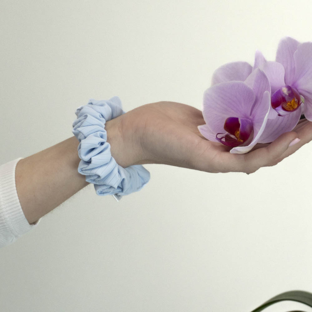 G0207MMPHS scrunchie na ruce světle modrá
