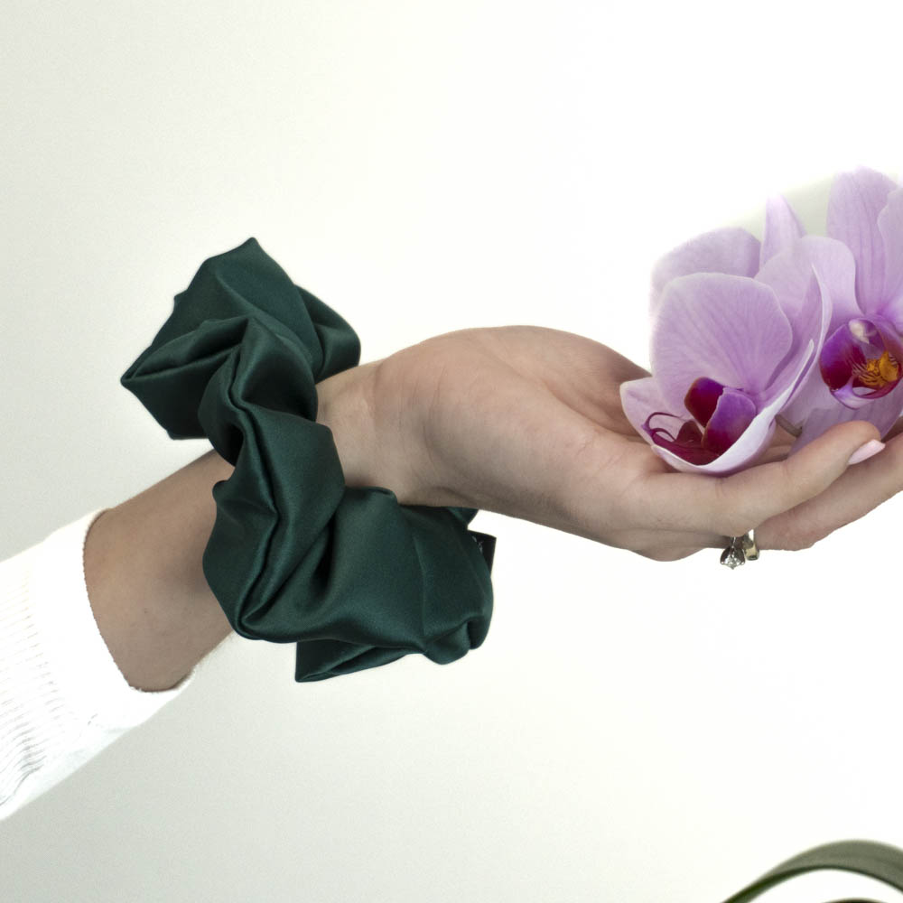 G0088TZVSS scrunchie tmavě zelená na ruce
