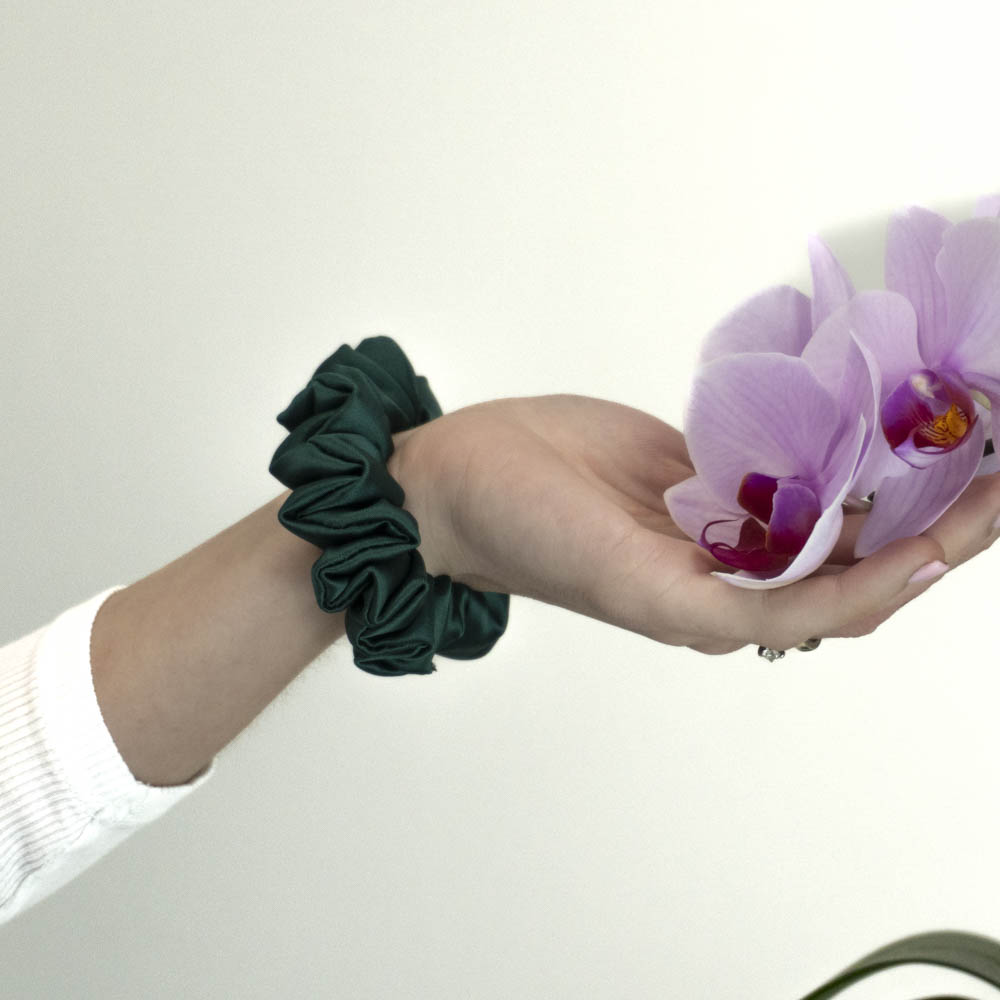 G0089TZMSS scrunchie tmavě zelená