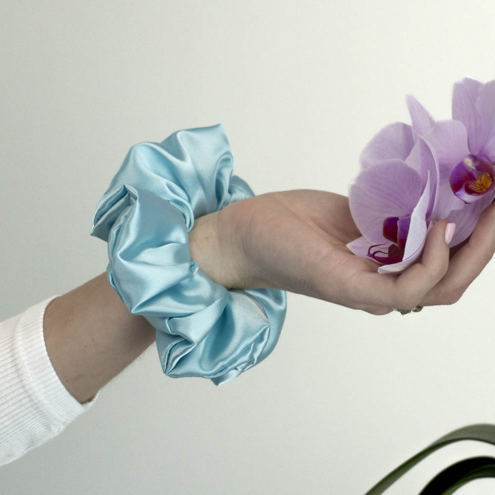 G0226VMTS tyrkysová scrunchie na ruce