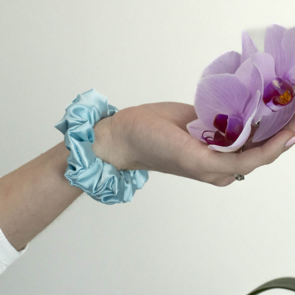 scrunchie-tyskys 20250504-dsc03311 stazies.cz G0227MMTS tyrkysová scrunchie na ruce malá