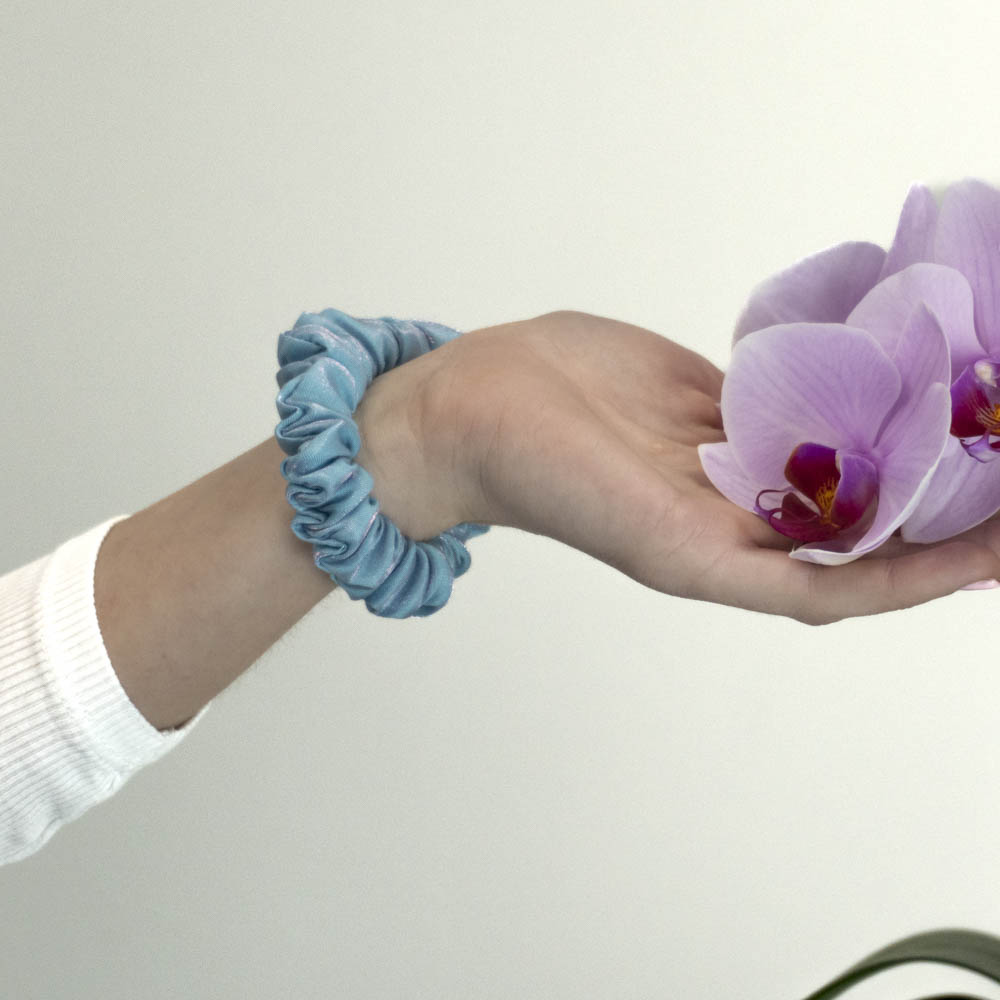 G0047MMMS modrá scrunchie na ruce