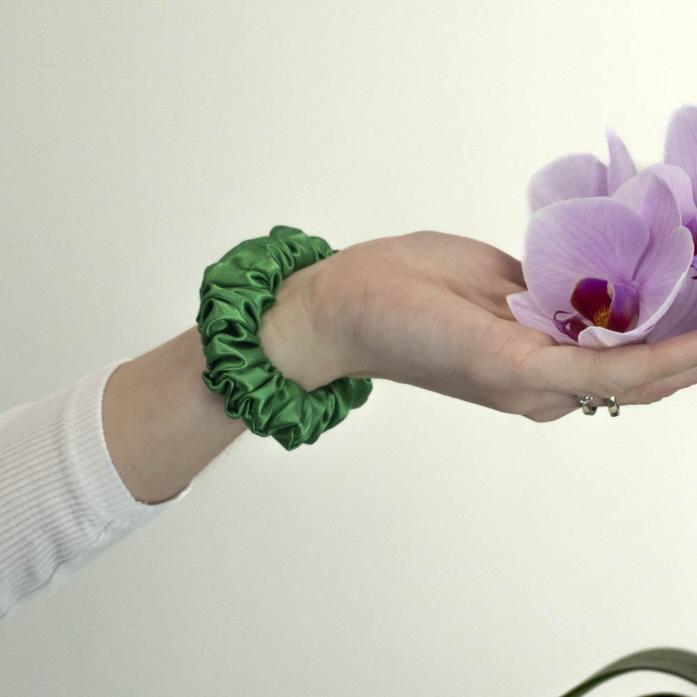 G0086MZS scrunchie zelená na ruce