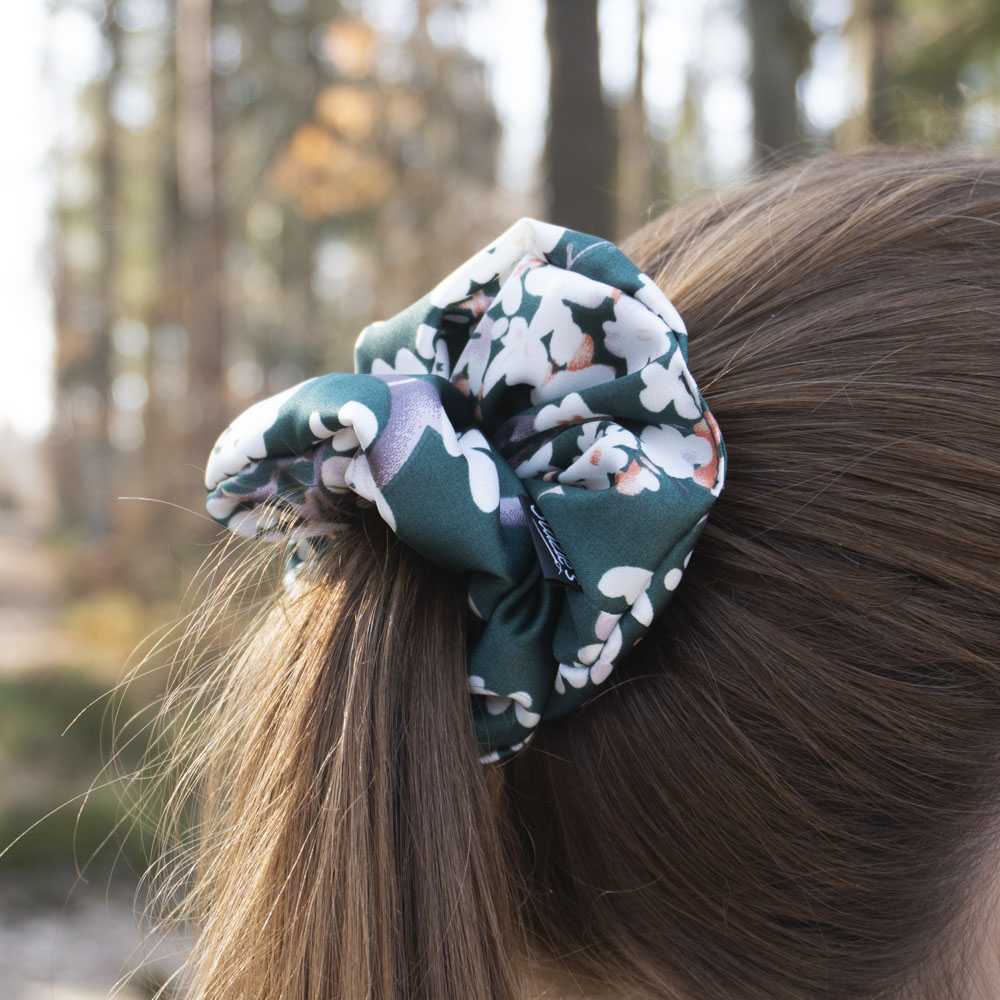 G0106VZKHS zelená gumička s květy