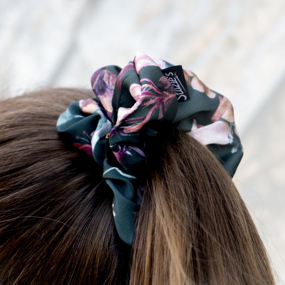 G0107VZRKHS scrunchies v zelené barvě ve vlasech