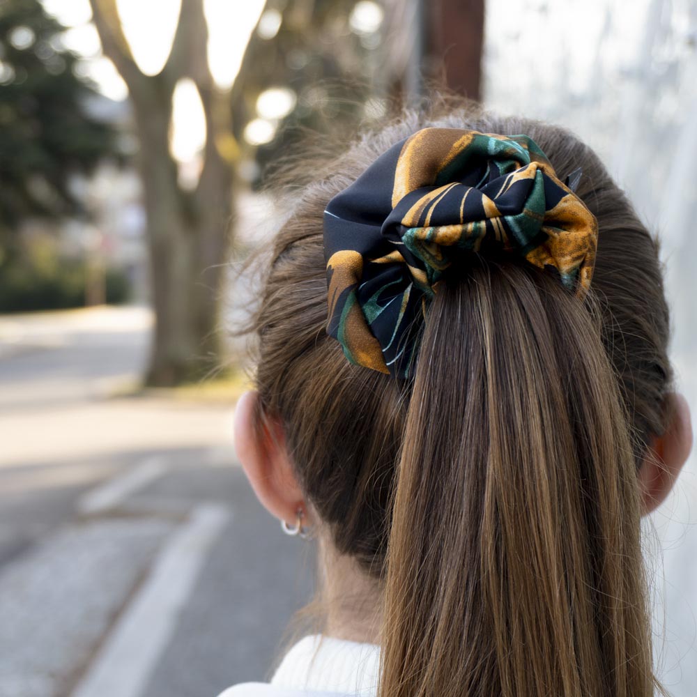 G0109VZOHS tmavá zlatá scrunchies ve vlasech