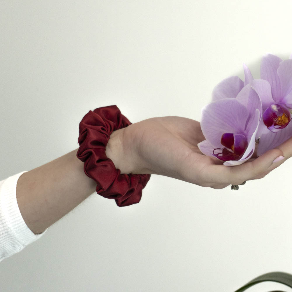 G0053MČSS červená scrunchie na ruce