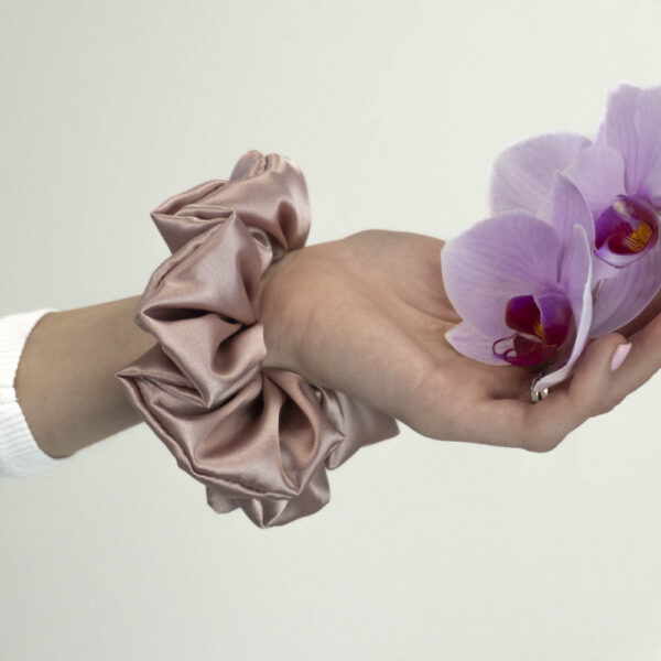 G0251VSRS starorůžová scrunchie na ruce