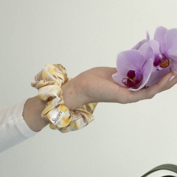 G0263ZKHS žlutá scrunchie