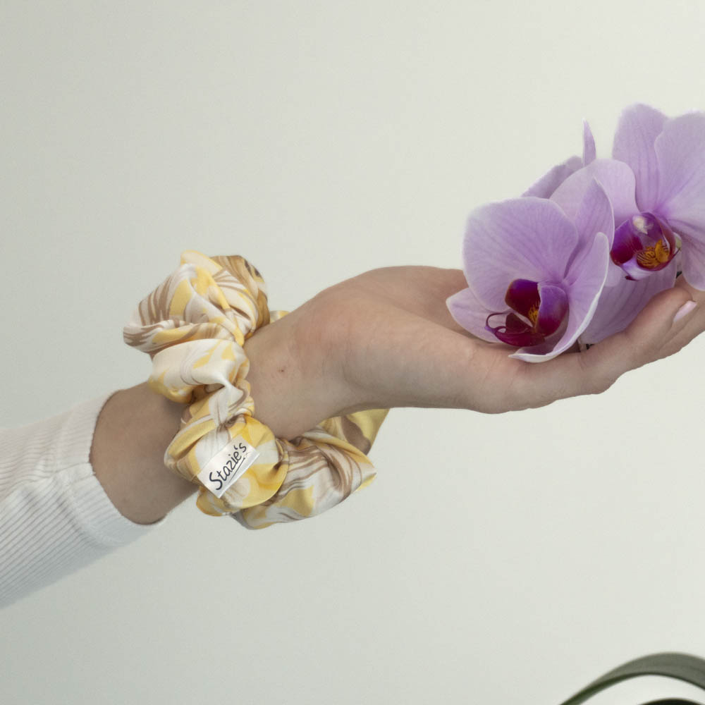 G0263ZKHS žlutá scrunchie