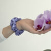 G0250MFS fialová scrunchie na ruce