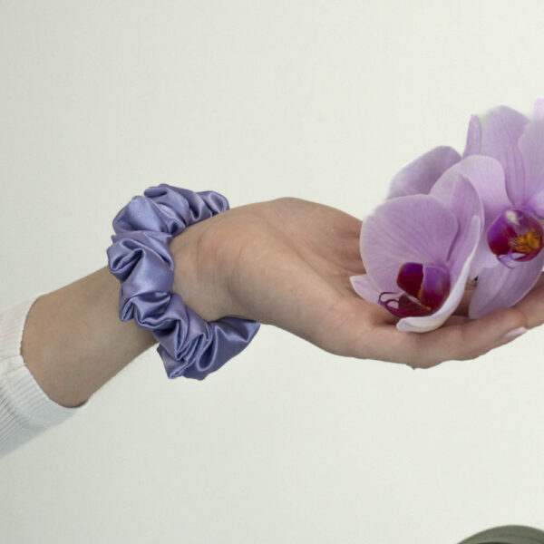 G0250MFS fialová scrunchie na ruce