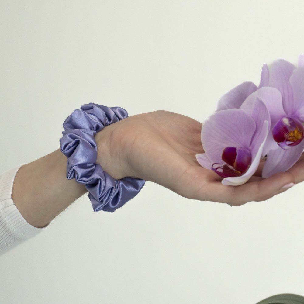 G0250MFS fialová scrunchie na ruce