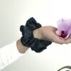 G0255VZGHS tmavě zelená scrunchie na ruce