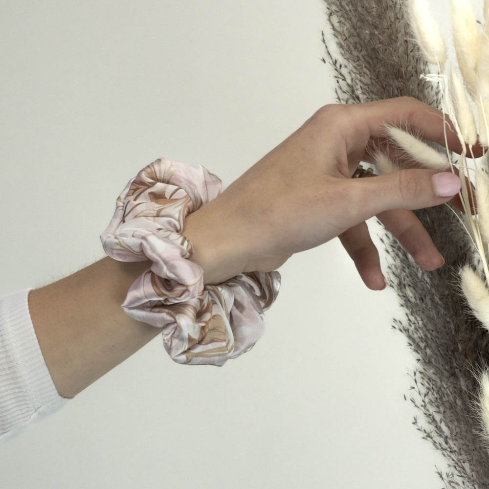 G0262RVHS růžová vzorovaná scrunchie
