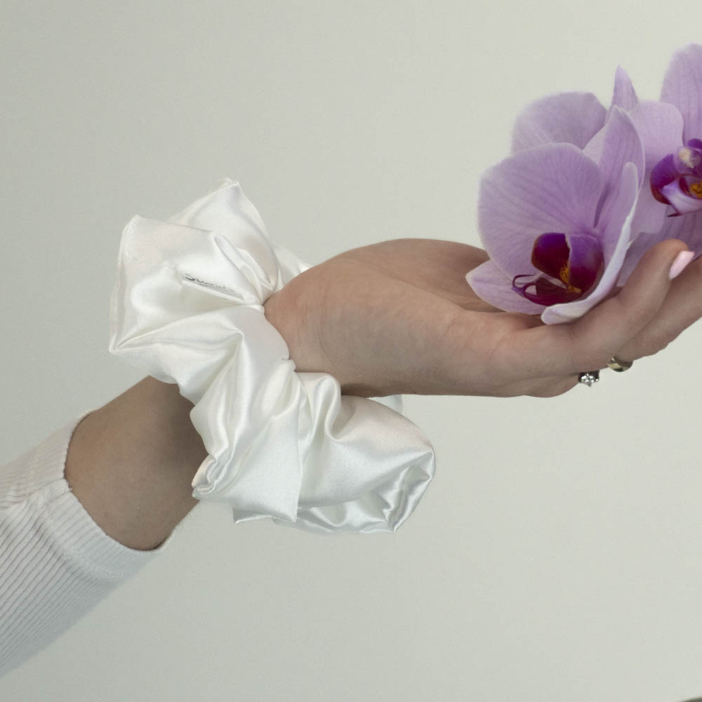 G0253VBS bílá scrunchie na ruce