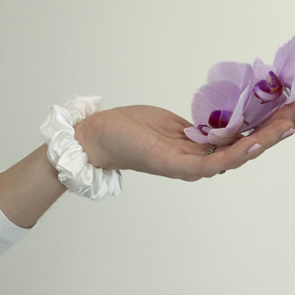 G0254MBS bílá malá scrunchie na ruce