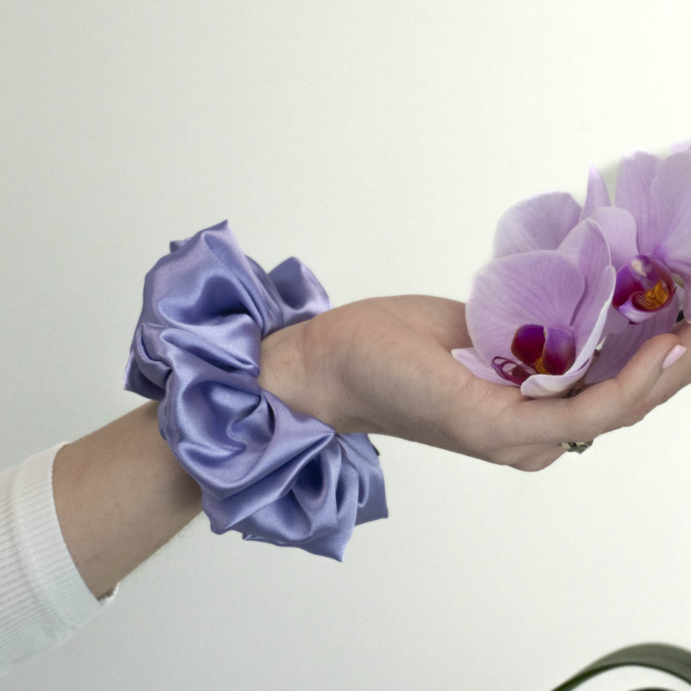 G0249VFS fialová lesklá scrunchie