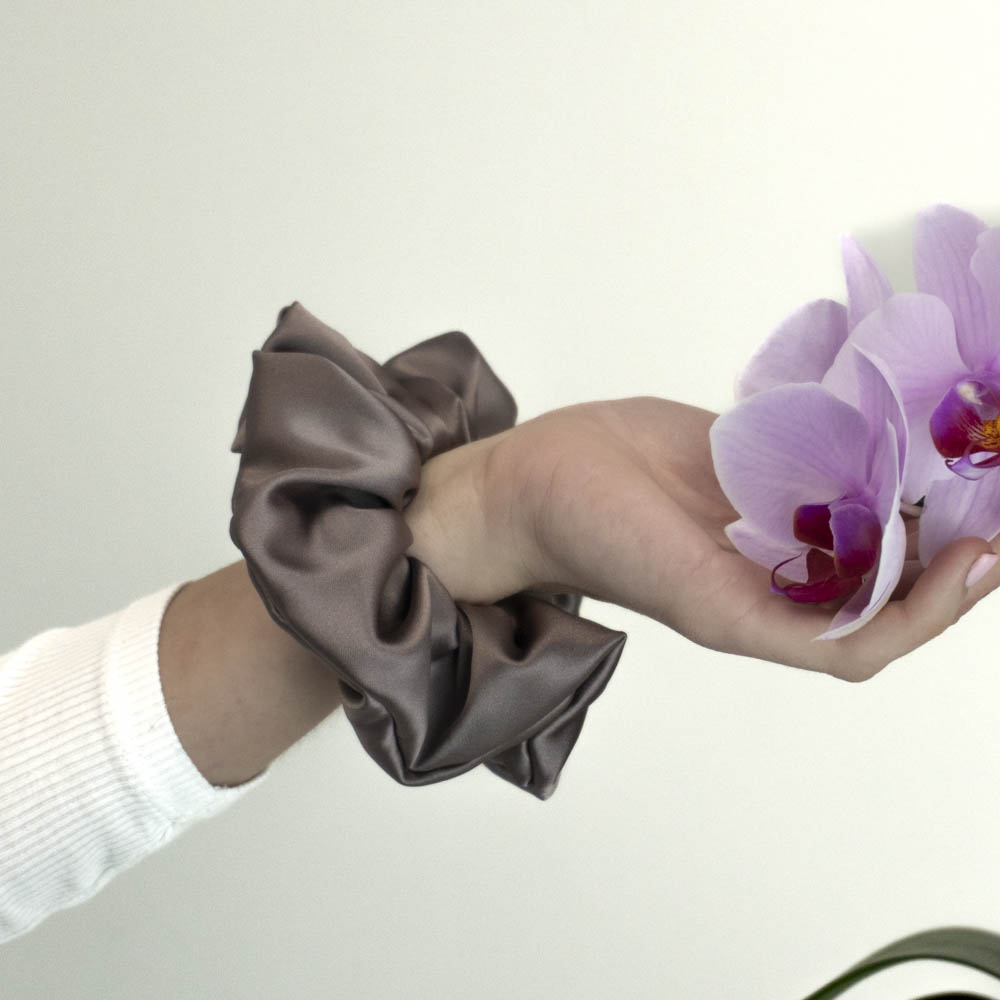 G0035HVSS hnědá scrunchie na ruku