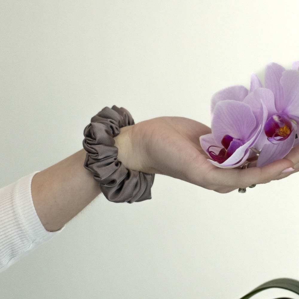 G0034HMSS hnědá gumička na ruce