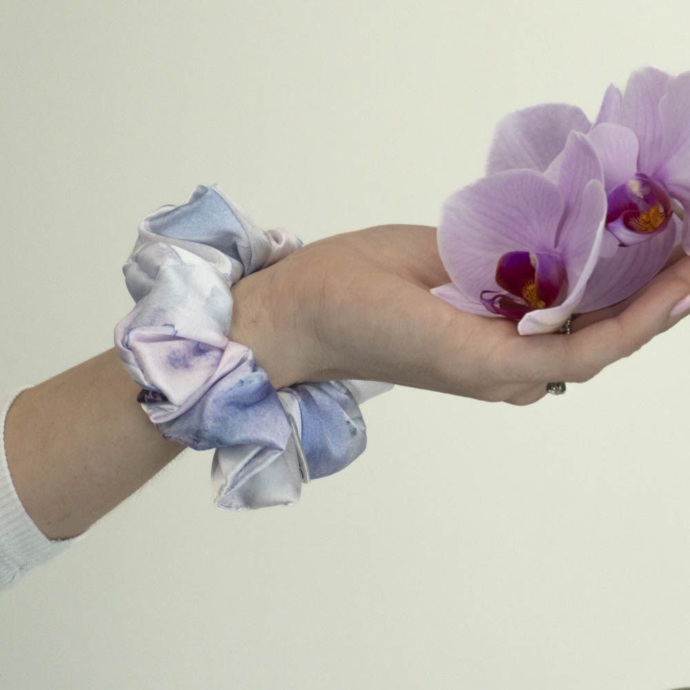 G0265LAHS modrá vzorovaná scrunchie