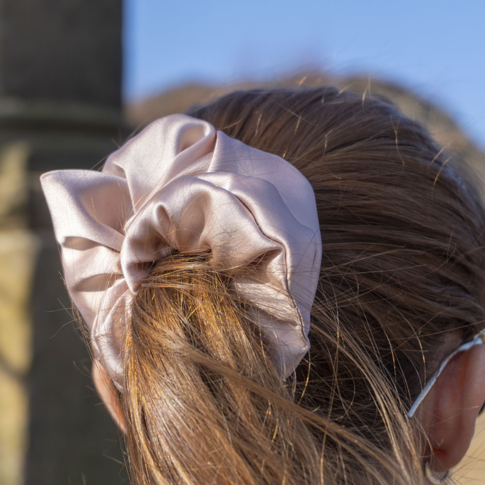 G0251VSRS starorůžová scrunchie ve vlasech