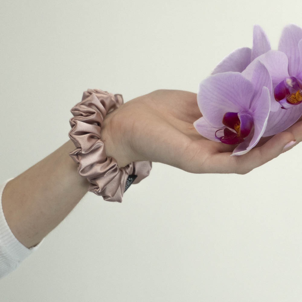 G0252MSRS starorůžová scrunchie na ruce