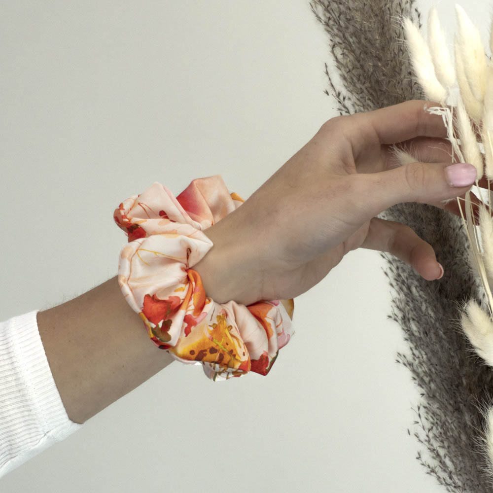 G0260BKHS červená scrunchie na ruce