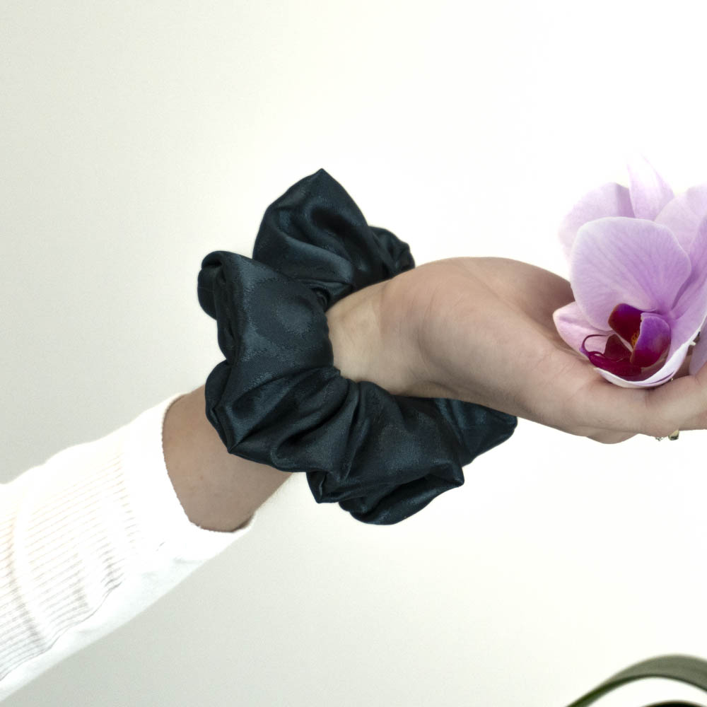 G0255VZGHS tmavě zelená scrunchie na ruce