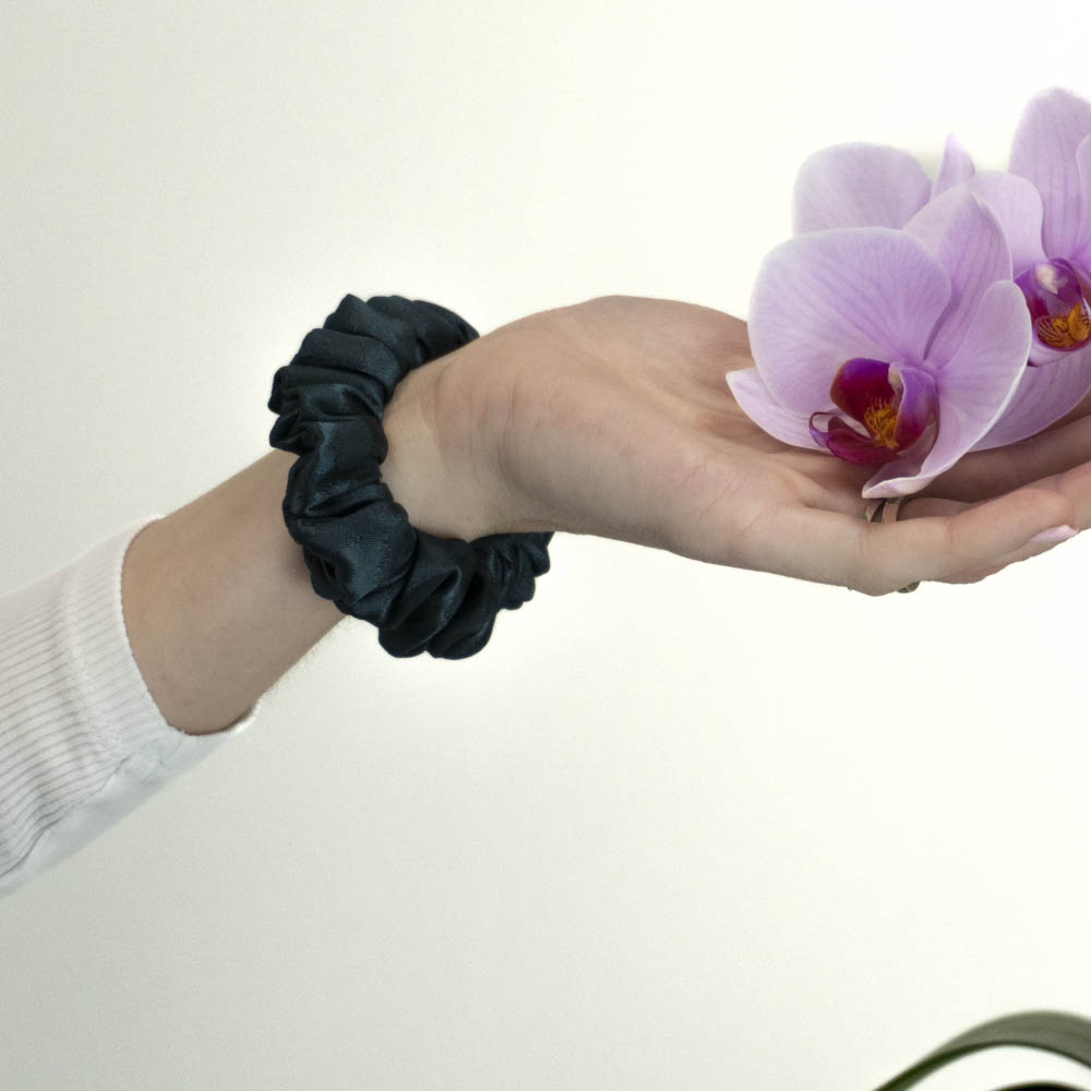 G0256MZGHS tmavě zelená scrunchie na ruce