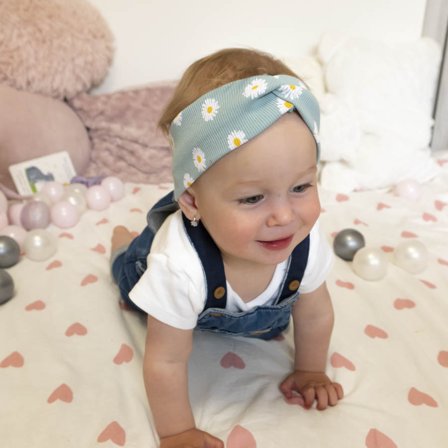 detska-celenka-prekrizena-sedmikrasky-0-6m 20250505-dsc03540 stazies.cz dětská čelenka s kopretinou stázka