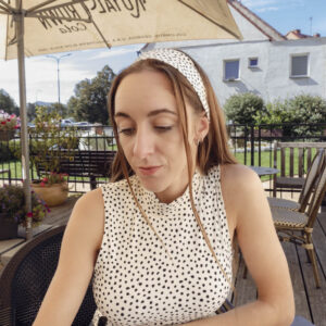 účes čelenka dva prameny vlasů