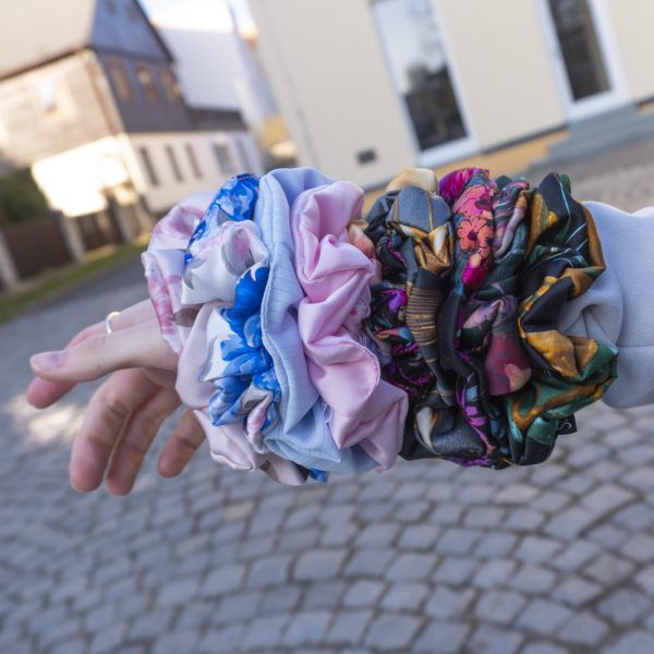 scrunchies na ruce
